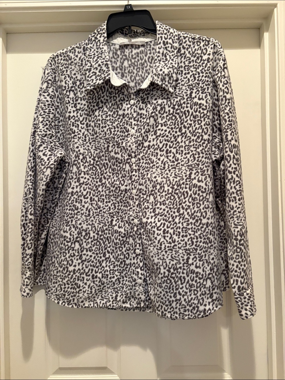 Lee Women's Gray and White Leopard Button-Down Shirt